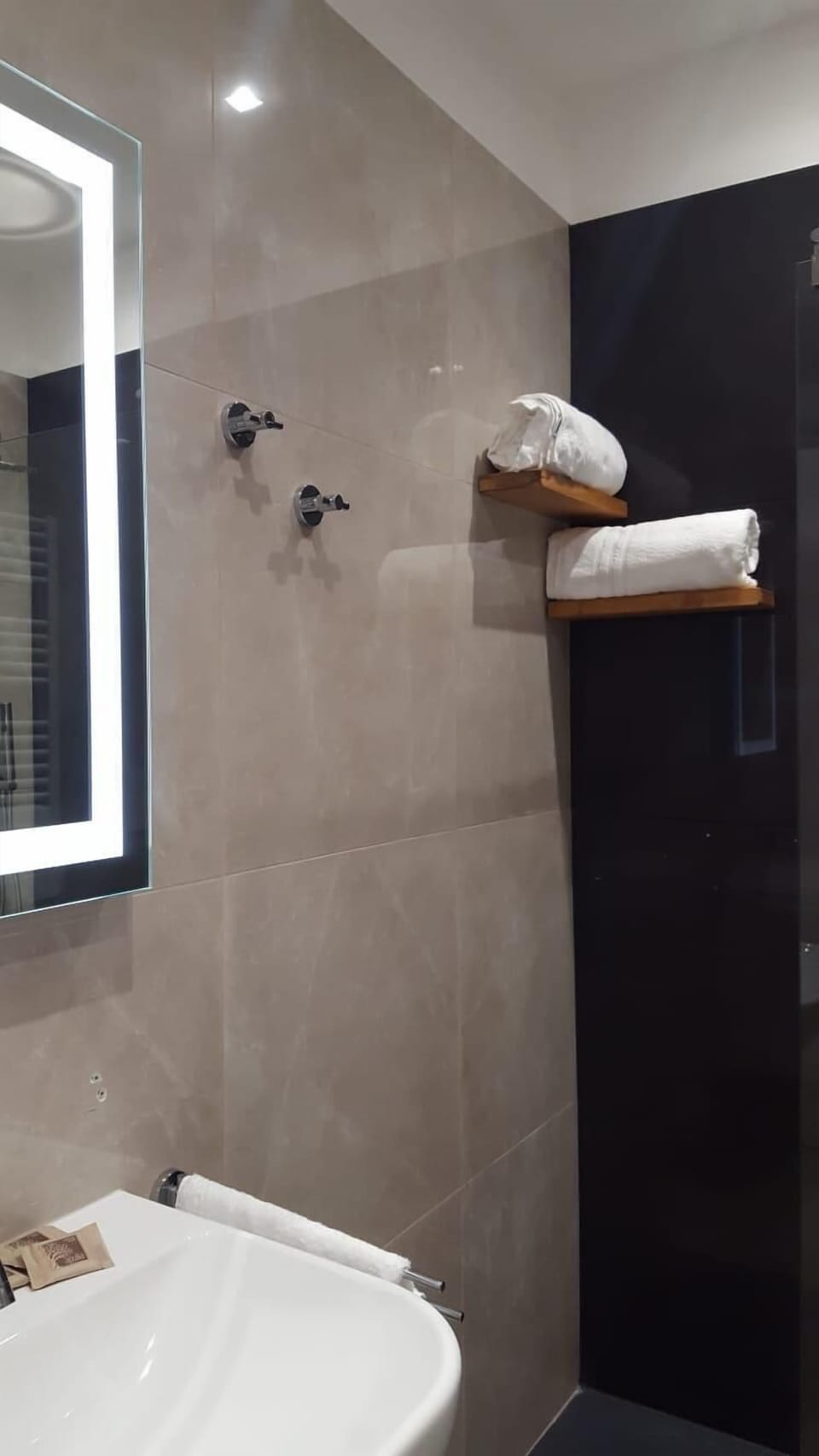 Double Room, Balcony (Zig Zag) | Bathroom | Shower, rainfall showerhead, free toiletries, bidet