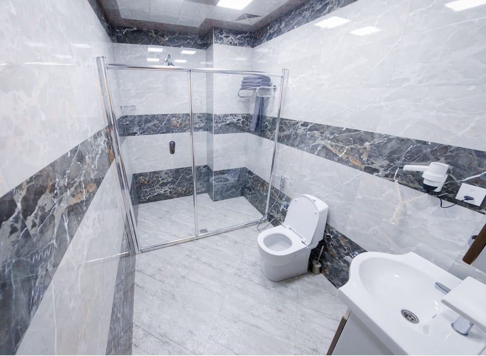Family Double Room | Bathroom | Bathtub, jetted tub, free toiletries, hair dryer