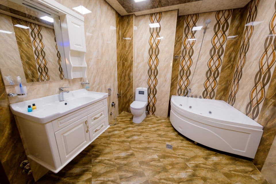 Superior Double Room | Bathroom | Bathtub, jetted tub, free toiletries, hair dryer