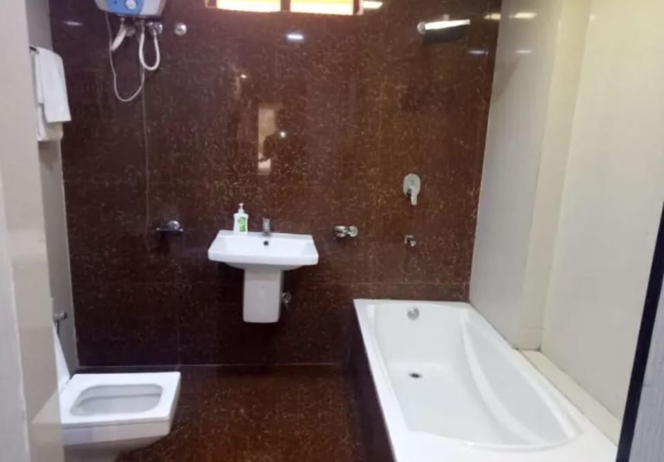 Royal Studio Suite | Bathroom | Shower, rainfall showerhead, slippers, towels