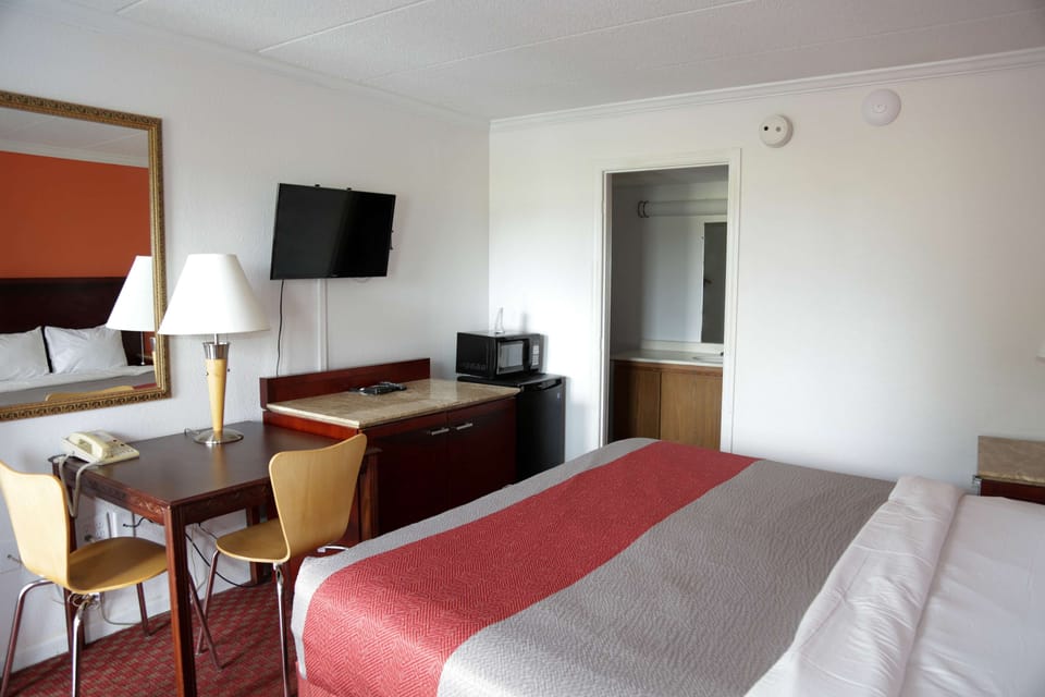 Desk, laptop workspace, iron/ironing board, free WiFi