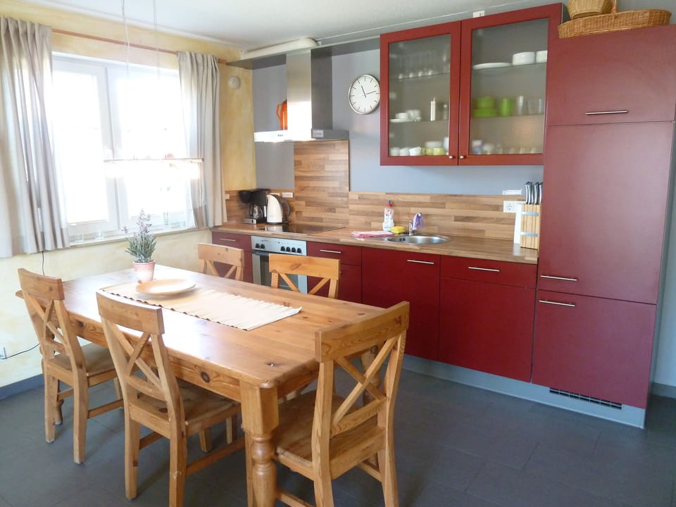 Apartment, 2 Bedrooms, Lanai, Beachfront (On Top of Rate 79 Euro cleaning fee) | In-room dining