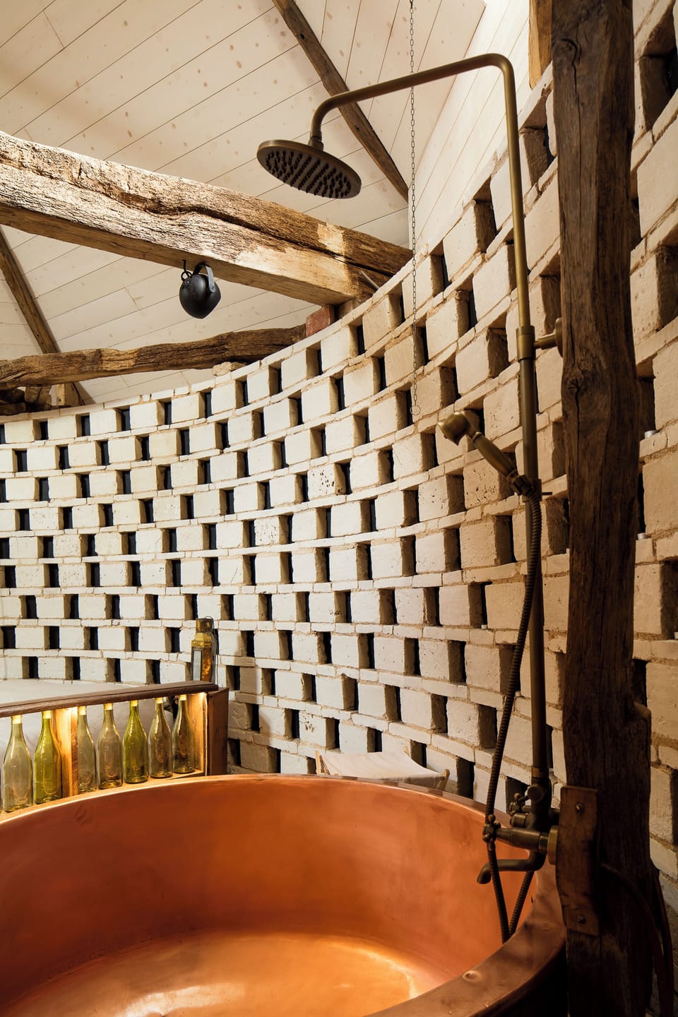 Romantic Cottage | Bathroom | Hair dryer, towels, soap, shampoo