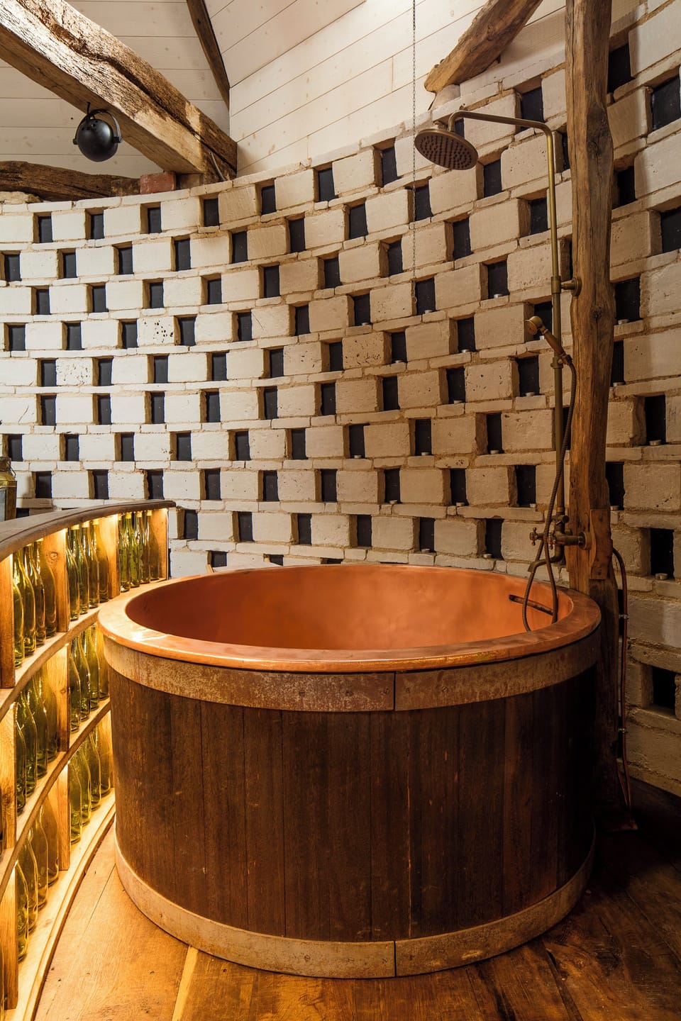 Romantic Cottage | Bathroom | Hair dryer, towels, soap, shampoo