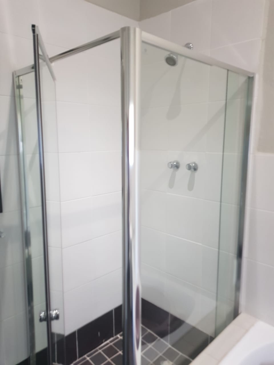Basic House | Bathroom | Shower, rainfall showerhead, free toiletries, hair dryer