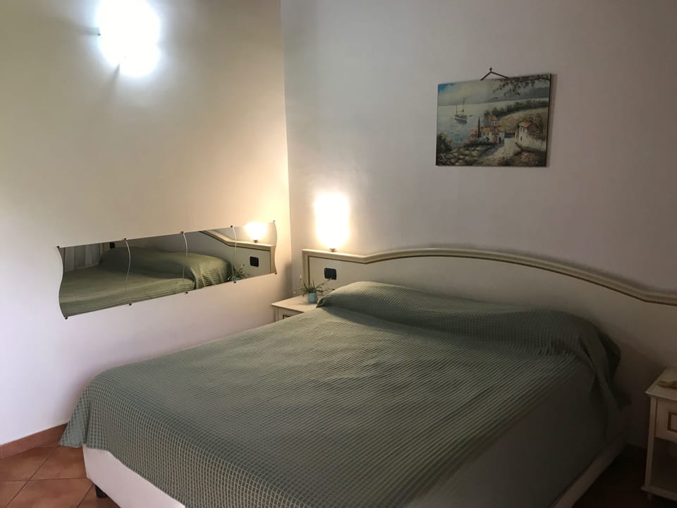 Minibar, in-room safe, soundproofing, WiFi (free)