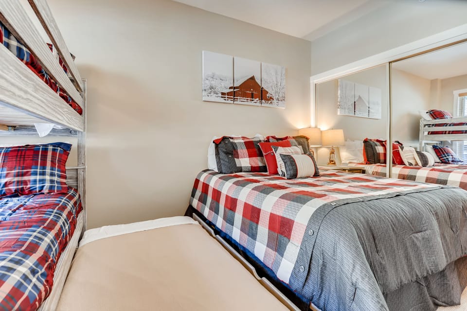 Trundle bed in 2nd bedroom 