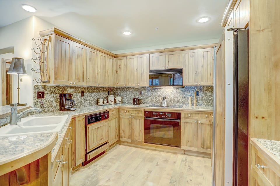 Flooring, Room, Indoors, Floor, Kitchen