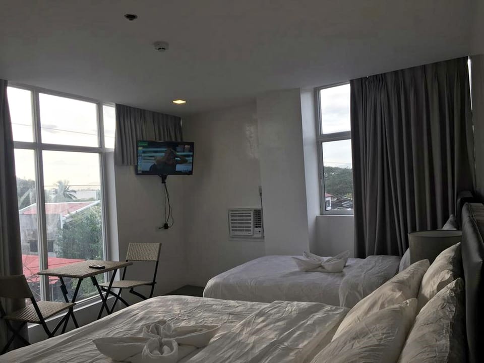 Family Room | Desk, laptop workspace, free WiFi, bed sheets