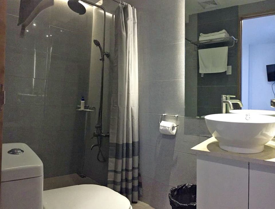 Shower, rainfall showerhead, free toiletries, slippers
