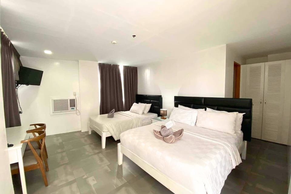 Triple Room | Desk, laptop workspace, free WiFi, bed sheets