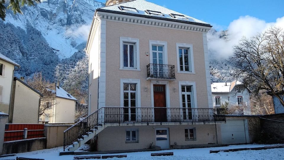 A great base for you winter ski holiday with the slopes of Alpe d'Huez just 25 minutes drive away.