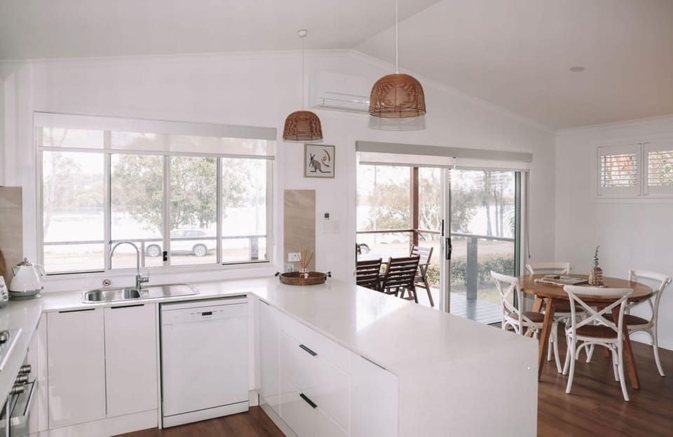 Waterfront Three Bedroom Villa | Premium bedding, pillowtop beds, iron/ironing board, WiFi (free)