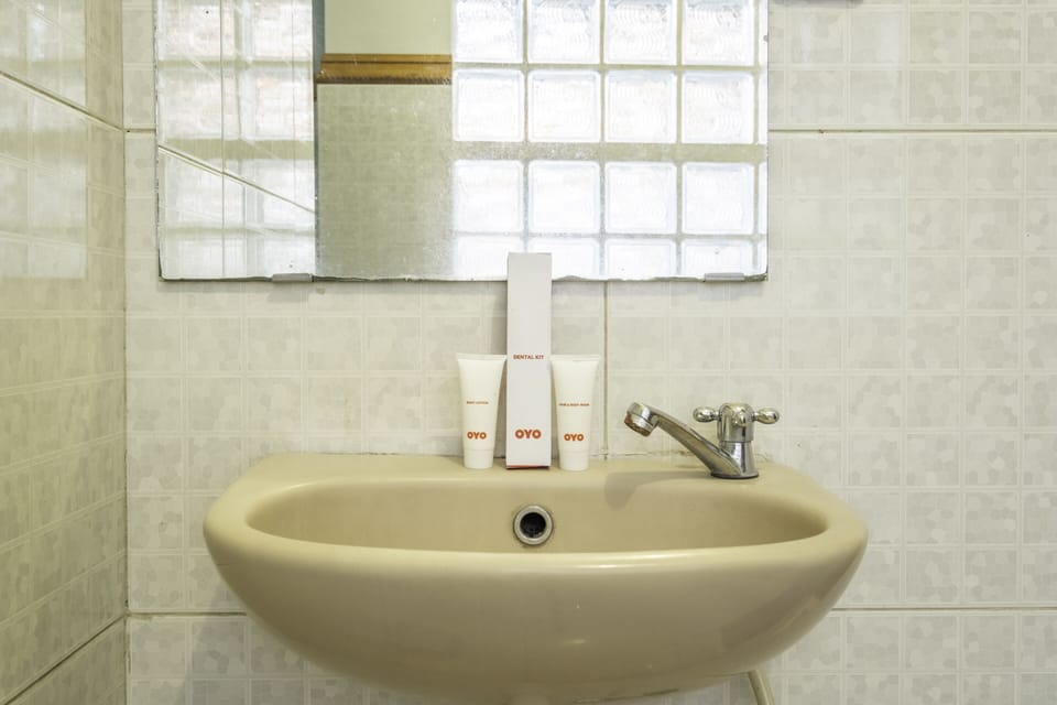 Deluxe Suite | Bathroom | Shower, towels