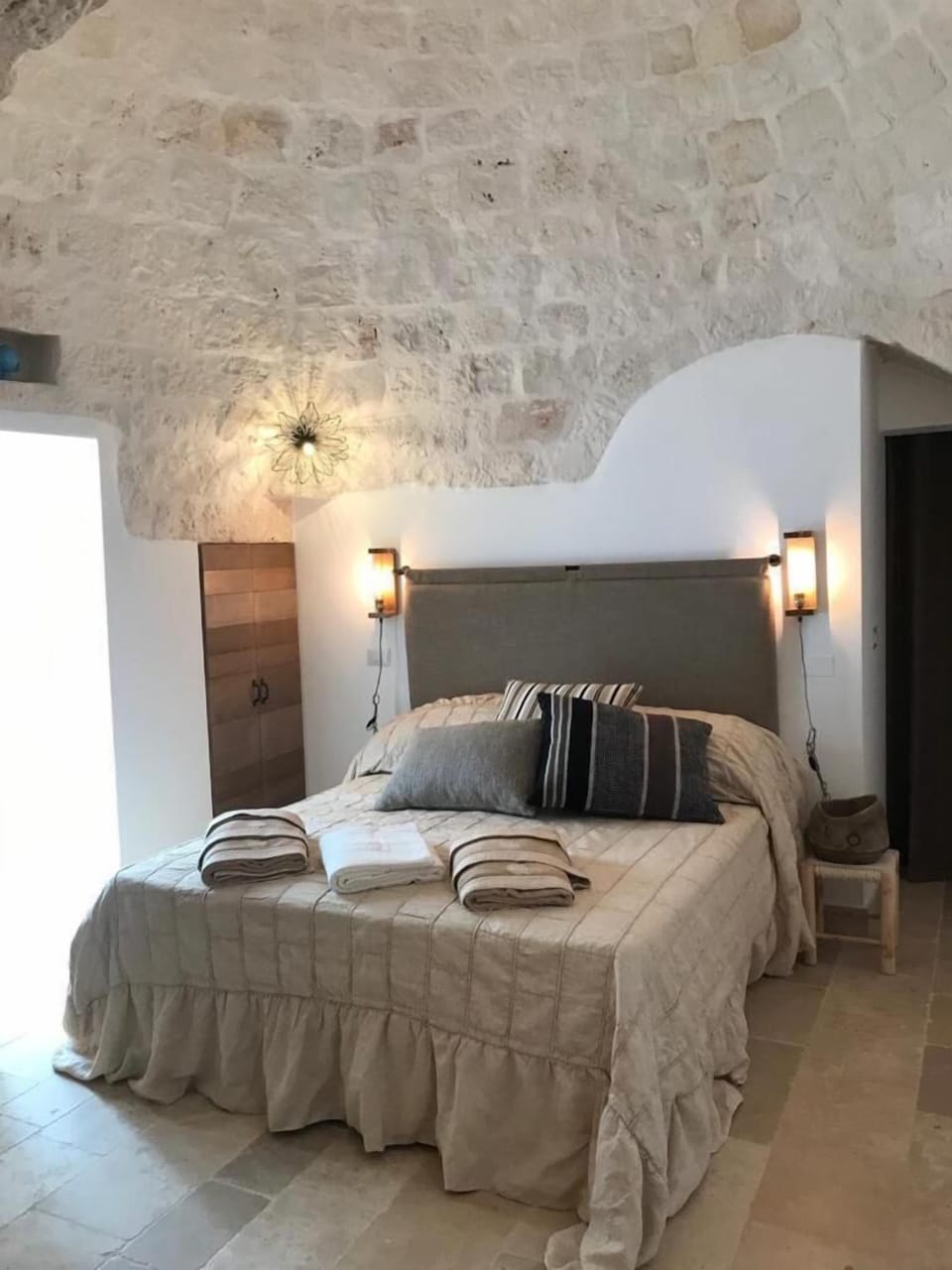 Deluxe Suite (Pietraverde) | Egyptian cotton sheets, premium bedding, down comforters