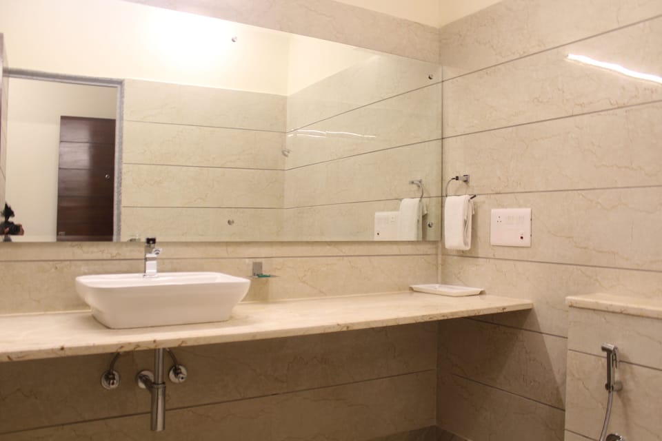 Deluxe Room | Bathroom | Separate tub and shower, free toiletries, hair dryer, bathrobes
