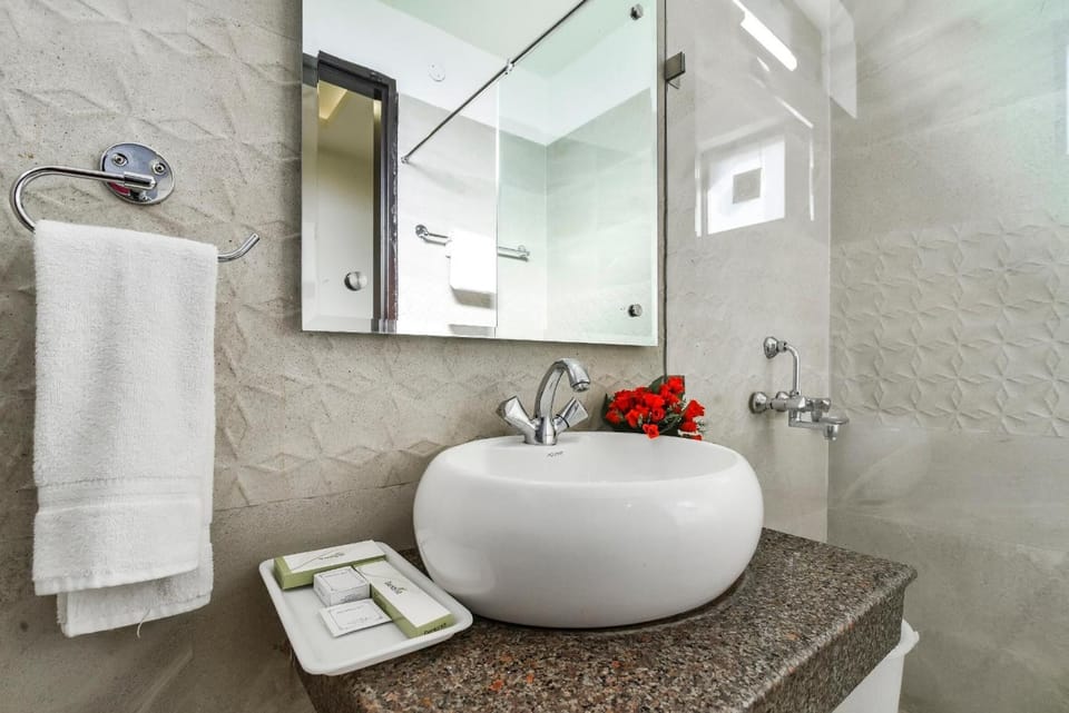Deluxe Room | Bathroom | Shower, hydromassage showerhead, hair dryer, slippers
