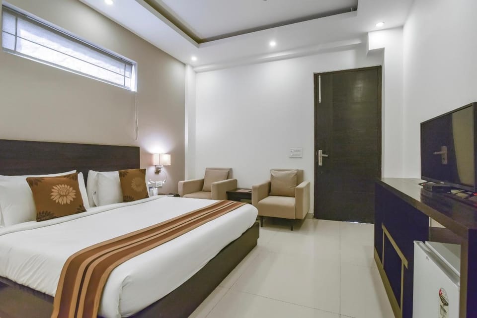Deluxe Room | Premium bedding, minibar, desk, laptop workspace
