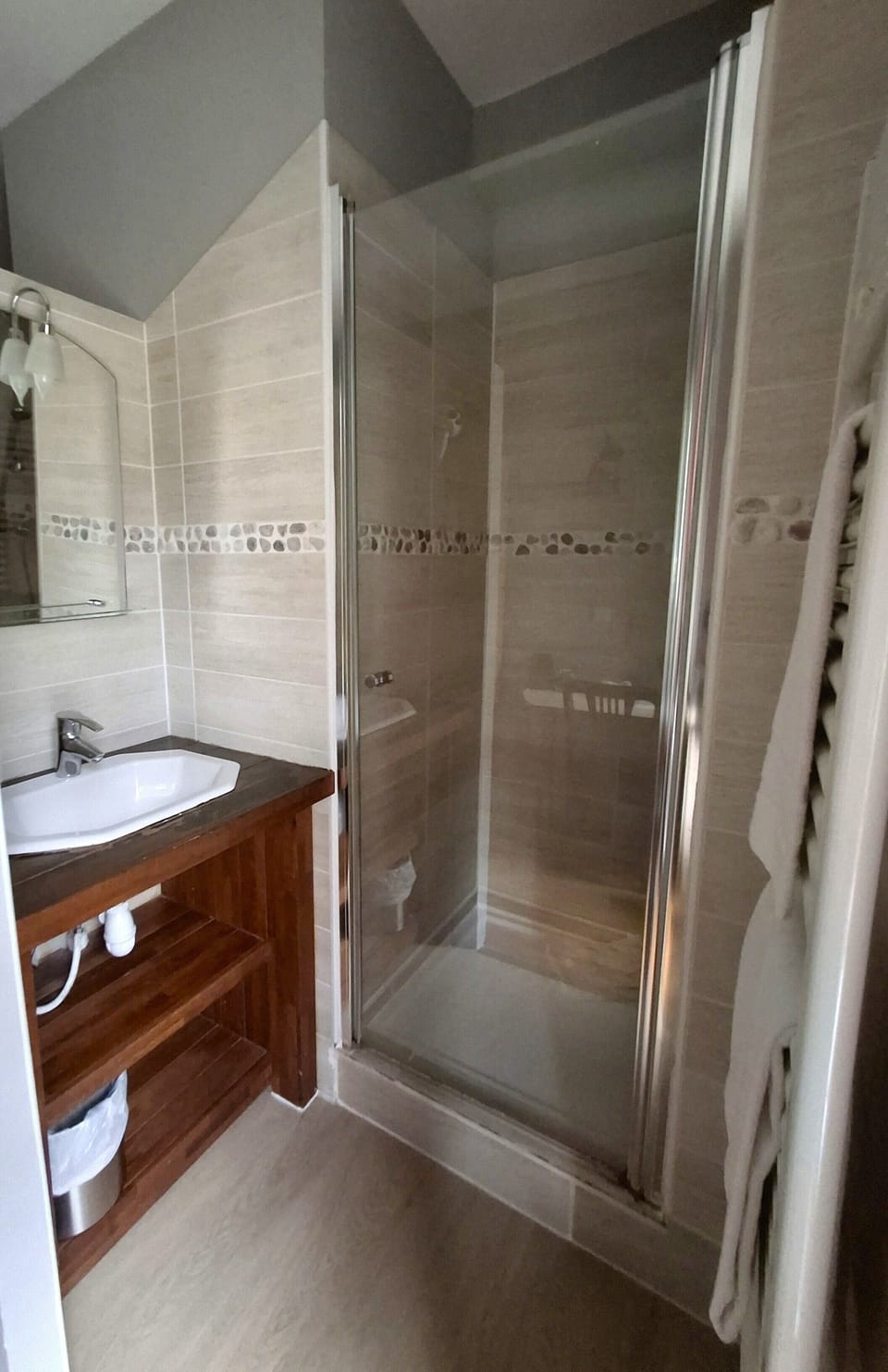 Single Room | Bathroom | Combined shower/tub, free toiletries, hair dryer, towels