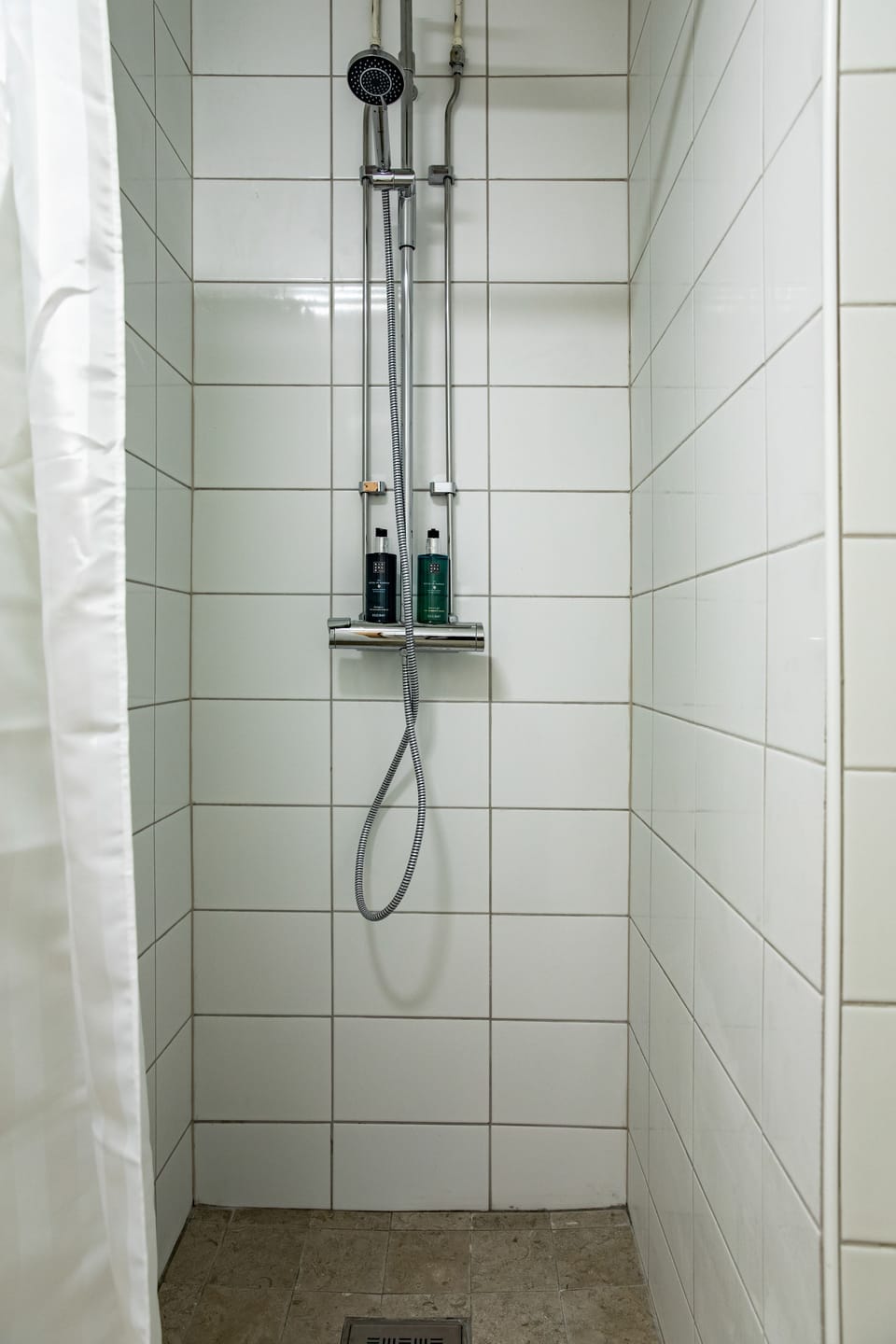 Family Twin Room | Bathroom shower