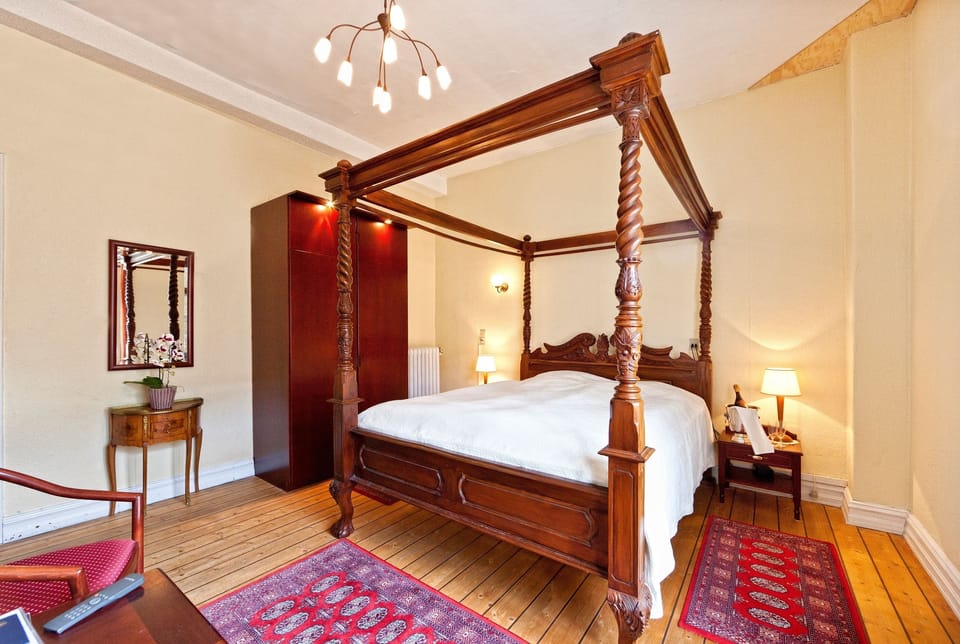 Room | Blackout drapes, cribs/infant beds, free WiFi, bed sheets