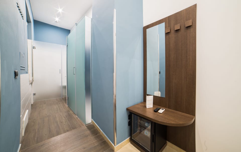 Economy Double Room | Bathroom | Shower, free toiletries, hair dryer, bidet
