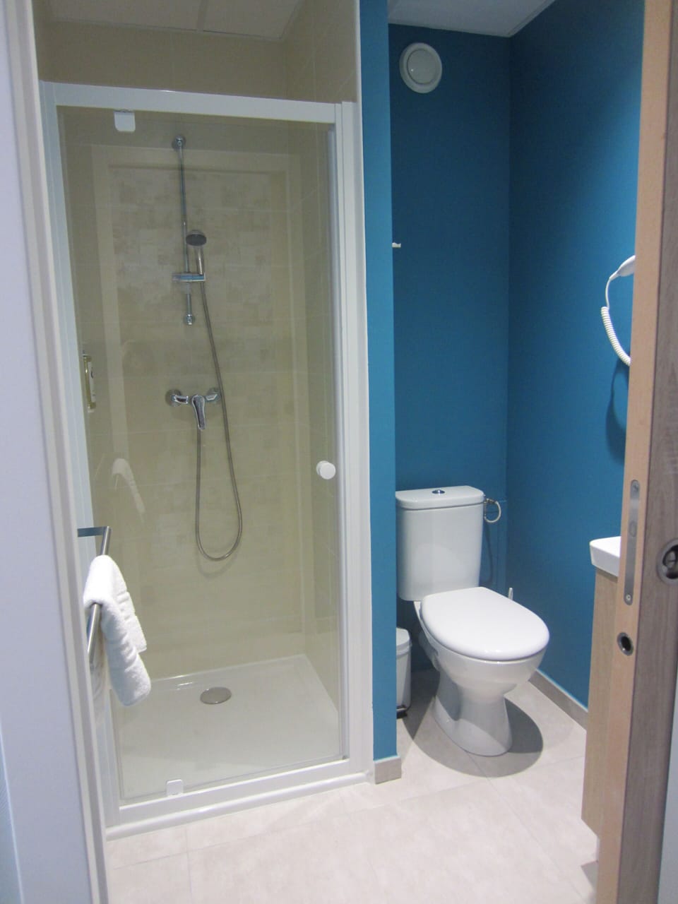 Superior Quadruple Room | Bathroom | Shower, hair dryer, towels