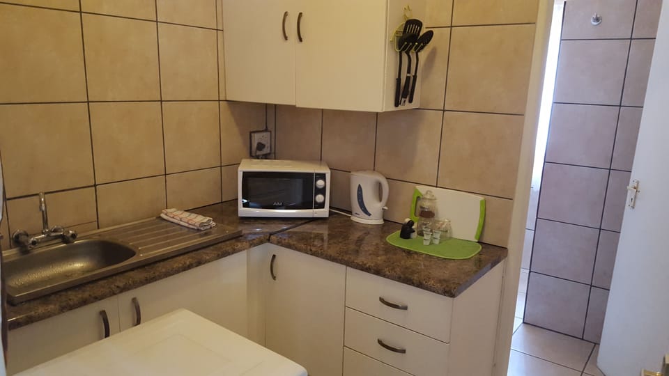 Studio (Corporate Apartment ) | Private kitchenette | Electric kettle, cookware/dishes/utensils