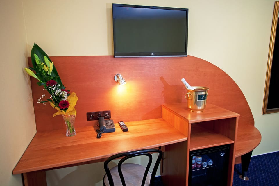 Single Room | Hypo-allergenic bedding, in-room safe, desk, laptop workspace