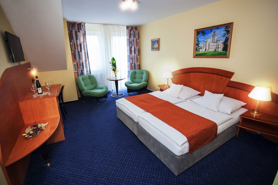 Hypo-allergenic bedding, in-room safe, desk, laptop workspace