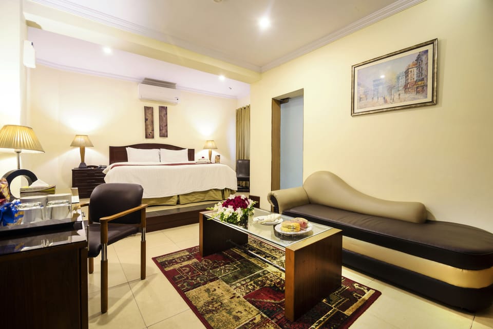 Suite, Private Bathroom | Minibar, desk, blackout drapes, soundproofing