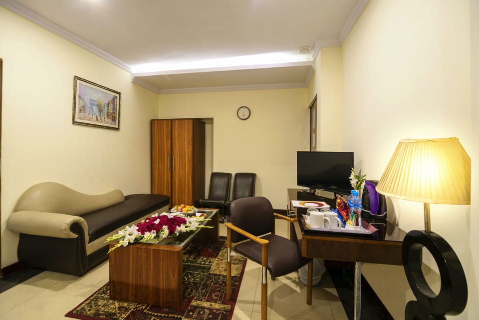 Suite, Private Bathroom | Living area | 40-inch LED TV with cable channels, TV