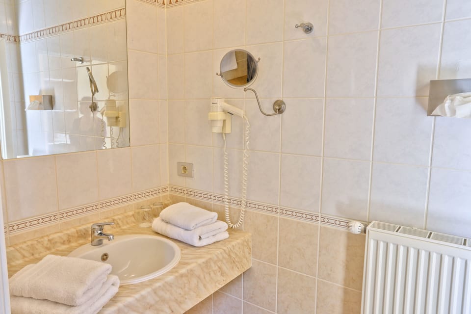 Standard Double Room | Bathroom | Free toiletries, hair dryer, towels