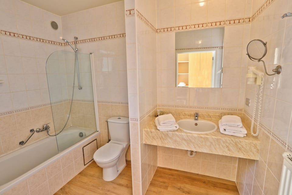 Standard Triple Room | Bathroom | Free toiletries, hair dryer, towels, soap