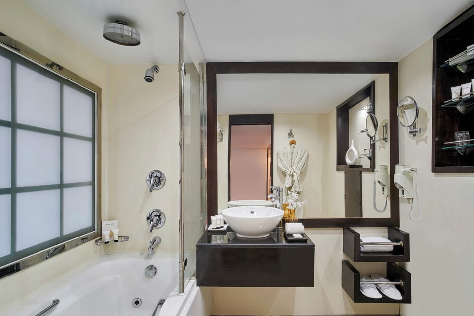 Royal Suite, 1 King Bed with Sofa bed | Bathroom | Combined shower/tub, free toiletries, hair dryer, bathrobes