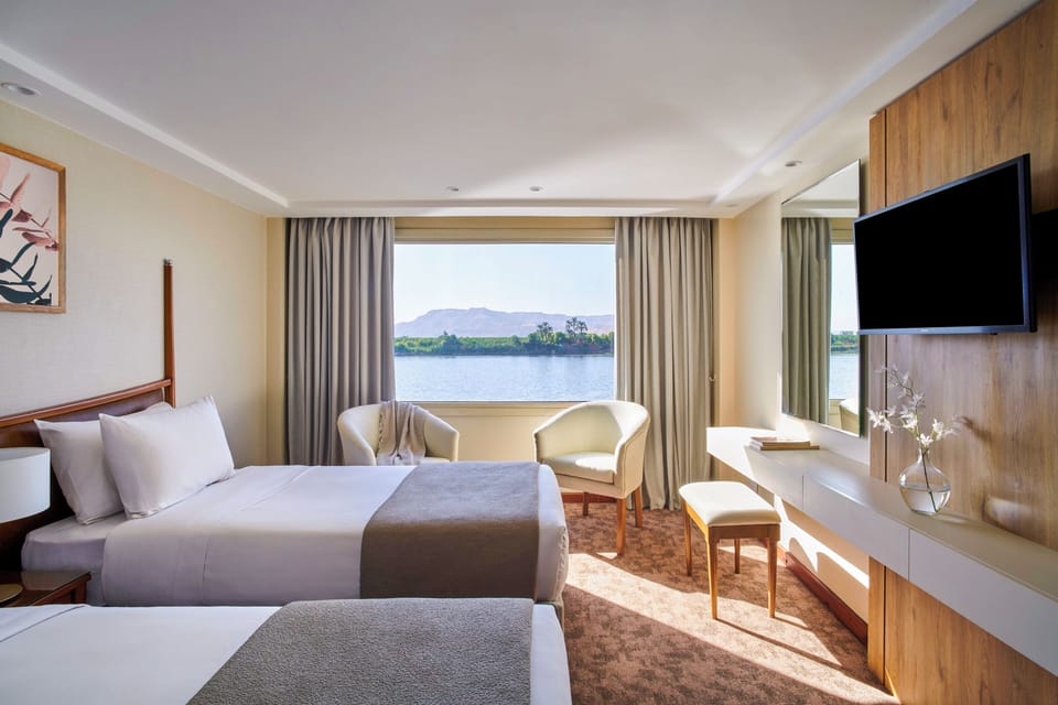 Premium bedding, minibar, in-room safe, cribs (free)