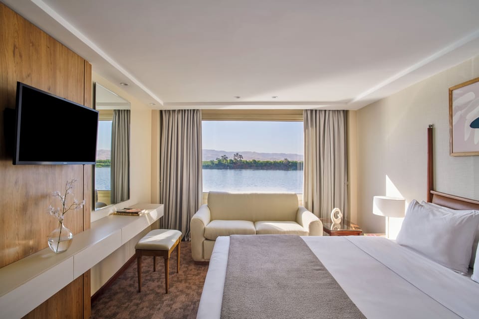 Premium bedding, minibar, in-room safe, cribs (free)