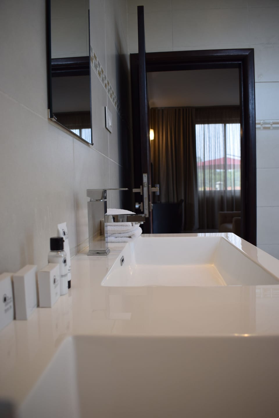 Shower, rainfall showerhead, free toiletries, hair dryer