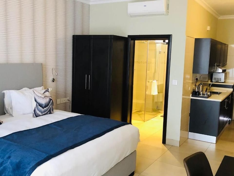 Egyptian cotton sheets, premium bedding, in-room safe, desk