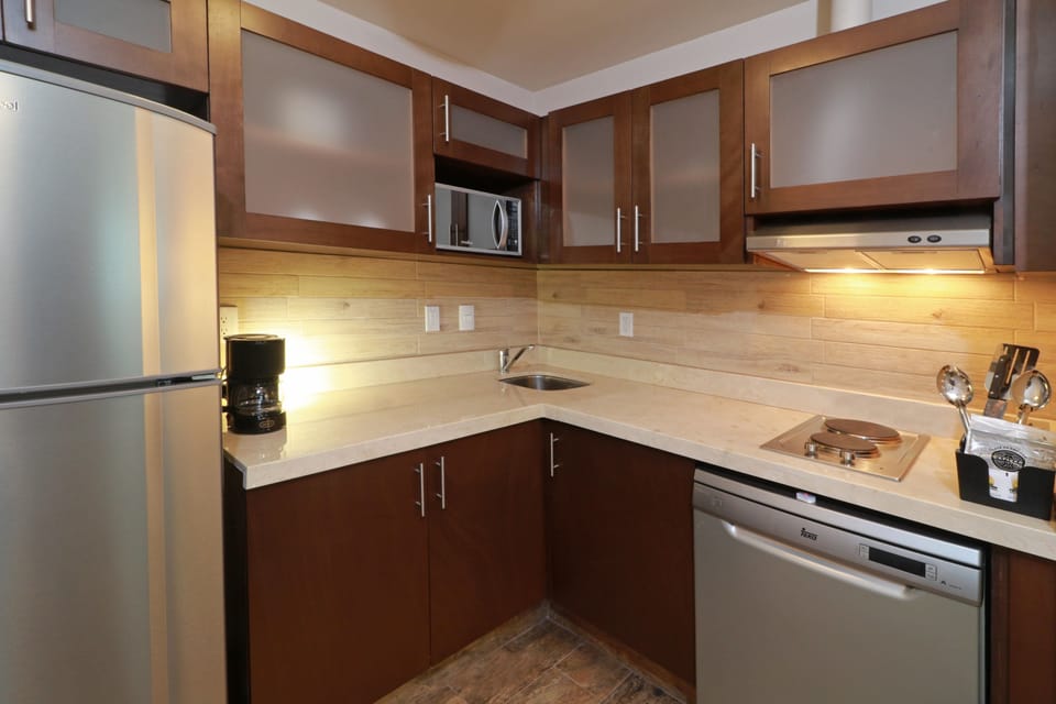 Full-size fridge, microwave, stovetop, dishwasher