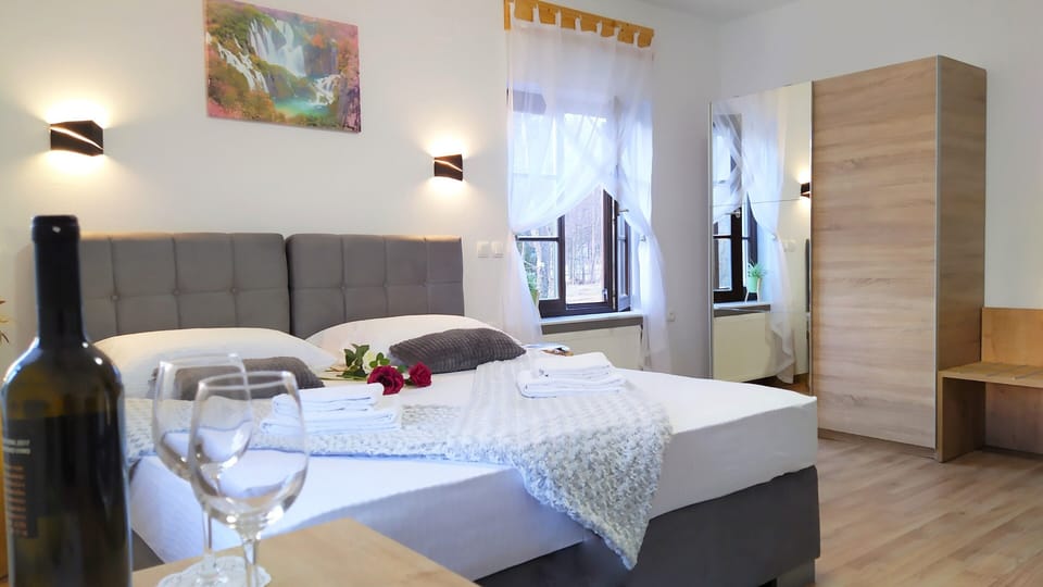 Deluxe Twin Room | Minibar, in-room safe, desk, laptop workspace