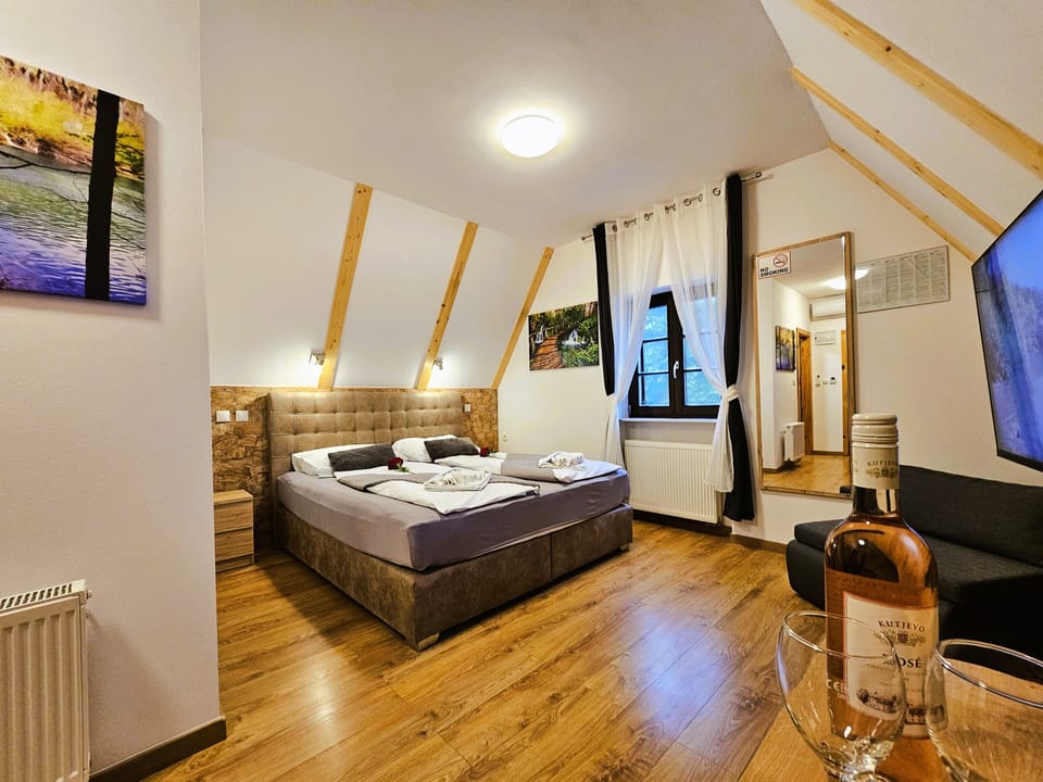 Deluxe Double Room | Minibar, in-room safe, desk, laptop workspace