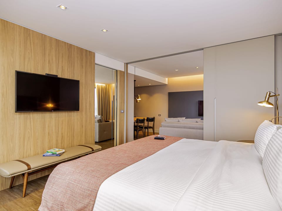Suite (Master) | Minibar, in-room safe, laptop workspace, blackout drapes