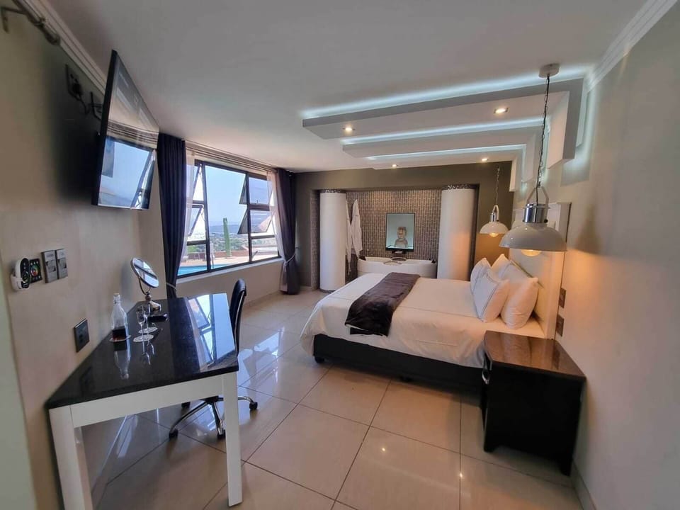 Pool Apartment WB5 (Spa Bath) | Egyptian cotton sheets, premium bedding, down comforters