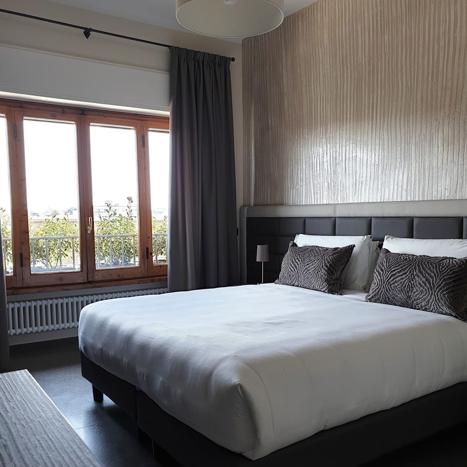 Superior Double or Twin Room | Minibar, in-room safe, desk, blackout drapes