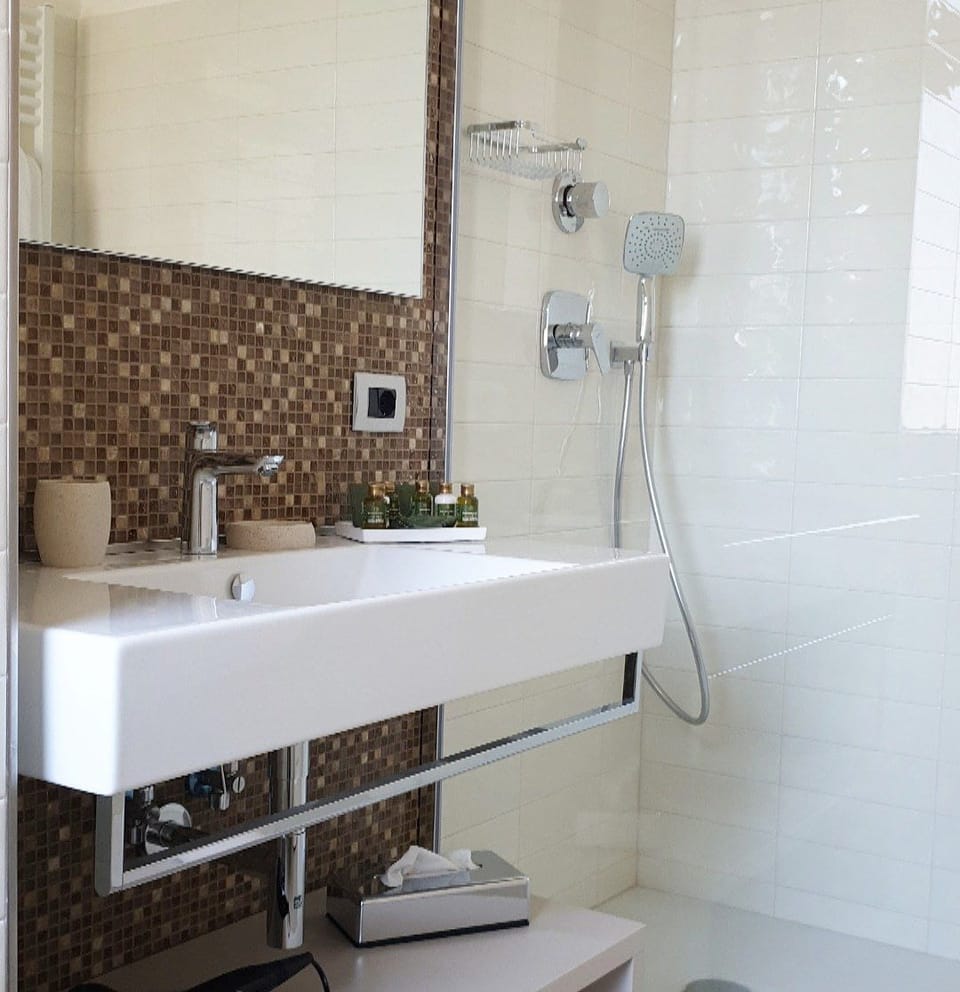 Superior Double or Twin Room | Bathroom sink