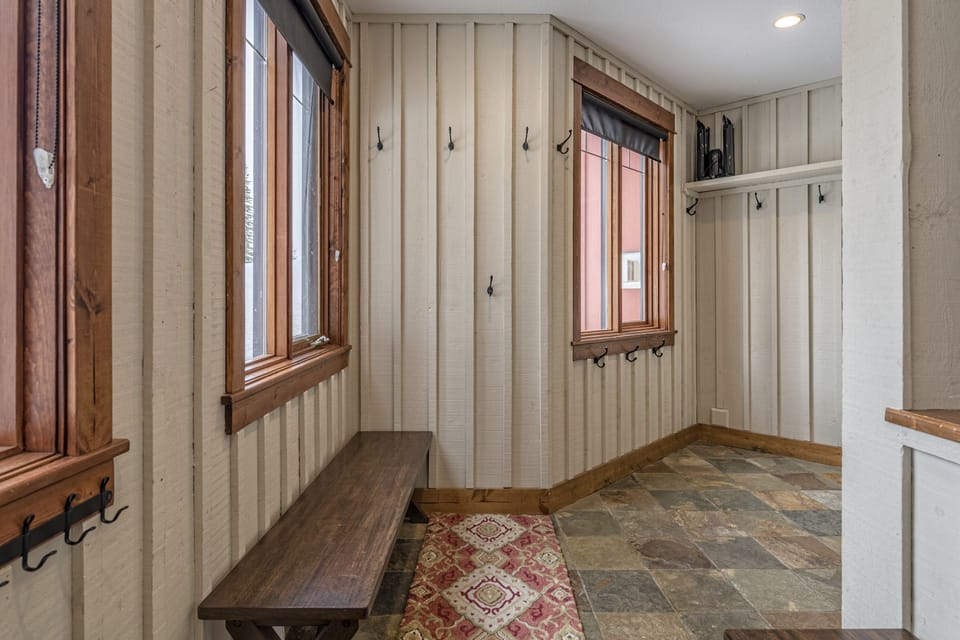 Large Entryway with lots of space for Gear
