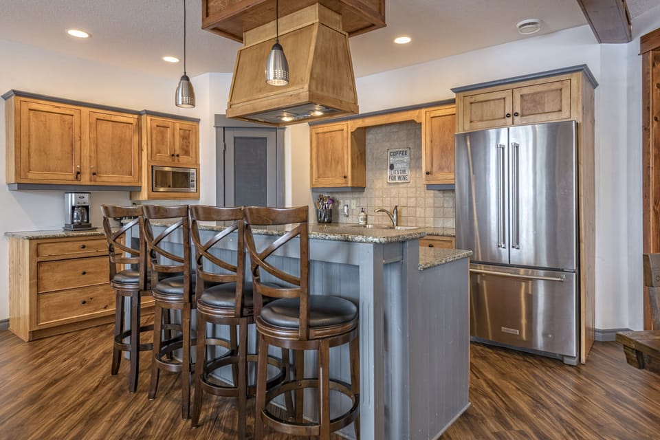 Breakfast Bar - Seats 4