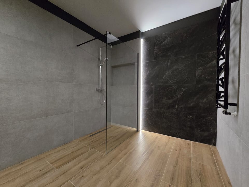 Comfort Double Room (6) | Bathroom | Shower, towels, toilet paper