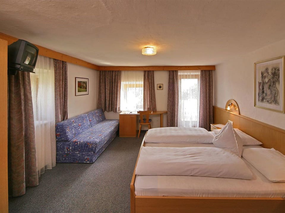 Double Room | Desk, iron/ironing board (on request), WiFi (free), bed sheets